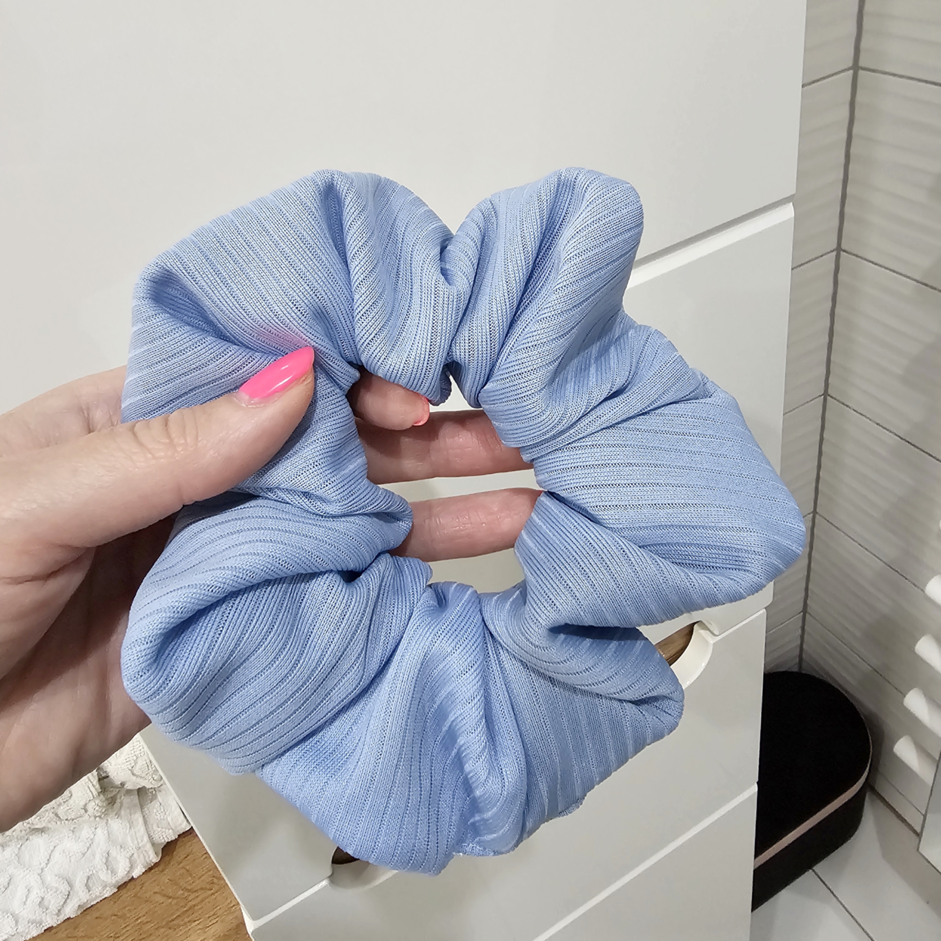 Scrunchie látková gumička do vlasů modrá5